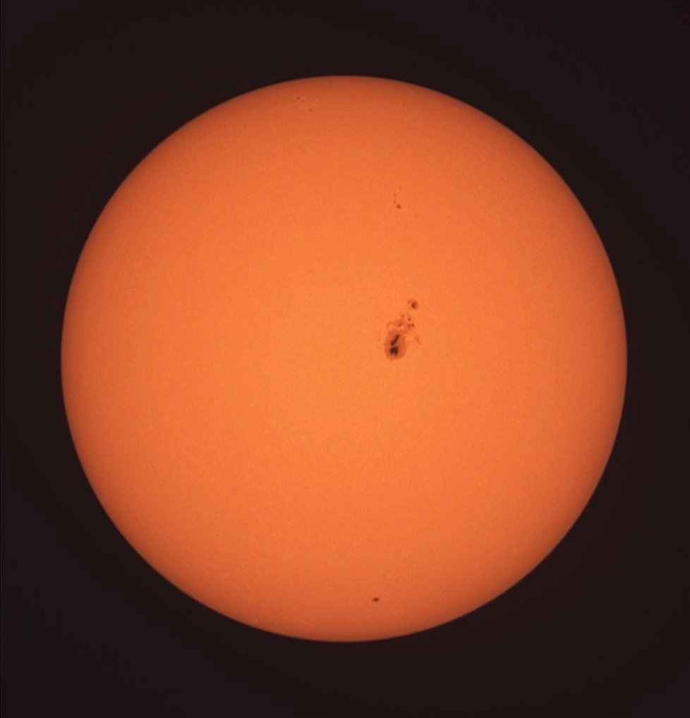 AstroEduca & AstroCanarias (@astroeduca) on Twitter photo La mancha solar más grande desde que comenzó el año ya está aquí. AR4079 tiene actualmente una amplitud de 140.000 km, casi un 50% de la famosa mancha Carrignton en 1859 📷 Frank A. Rodríguez <a href="/AstroEduca/">AstroEduca & AstroCanarias</a> el 04.05.2025 desde el Observatorio Astronómico Montaña Cabreja #GranCanaria La mancha solar más grande desde que comenzó el año ya está aquí. AR4079 tiene actualmente una amplitud de 140.000 km, casi un 50% de la famosa mancha Carrignton en 1859 📷 Frank A. Rodríguez <a href="/AstroEduca/">AstroEduca & AstroCanarias</a> el 04.05.2025 desde el Observatorio Astronómico Montaña Cabreja #GranCanaria