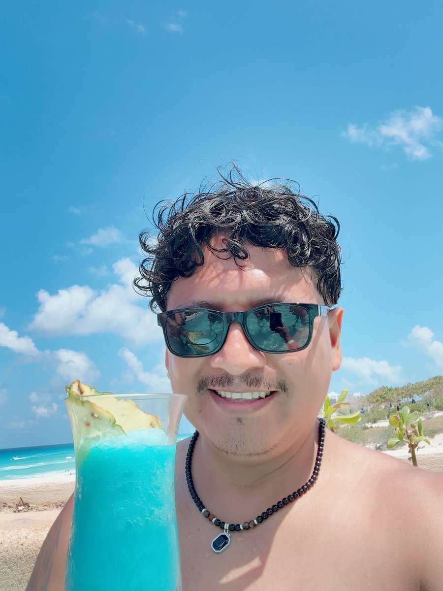 RochTavito's tweet photo. Disfrutando del solecito en Cancún. https://t.co/td22VH46wr