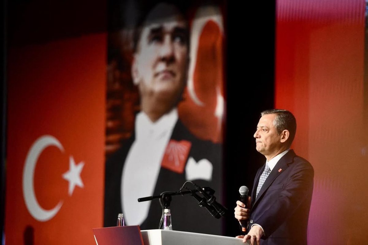 burcugeroglu's tweet photo. Sebepsiz nefretin ve anlamsız öfkenin dili şiddete dönüştü!

Bugün acıyla bir araya geldi insanlar. Sanatın, siyasetin, toplumsal dayanışmanın en özel isimlerinden Sırrı Süreyya Önderin’in cenazesinde CHP Genel Başkanı Özgür Özel’e kalkan el; bu milletin inandığı tüm güzelliklere, iyiliklere, vicdanı olan her bireyine kalktı...
Ödül gibi cezaların verildiği, adaletin göz bantlarının açıldığı, haksız yere insanların tutsak edildiği çağda, şiddetin gelişi elbette şaşırtmadı. Şuurdan ve mantıktan hızla uzaklaştığımız bir zamanda, bugün için yarın için mücadele eden insanlara büyüyen bu öfkenin sebebini elbette biliyoruz. Ve inatla, sabırla, azimle o karanlığın karşısında durmaya devam edeceğiz… #özgürözel @eczozgurozel