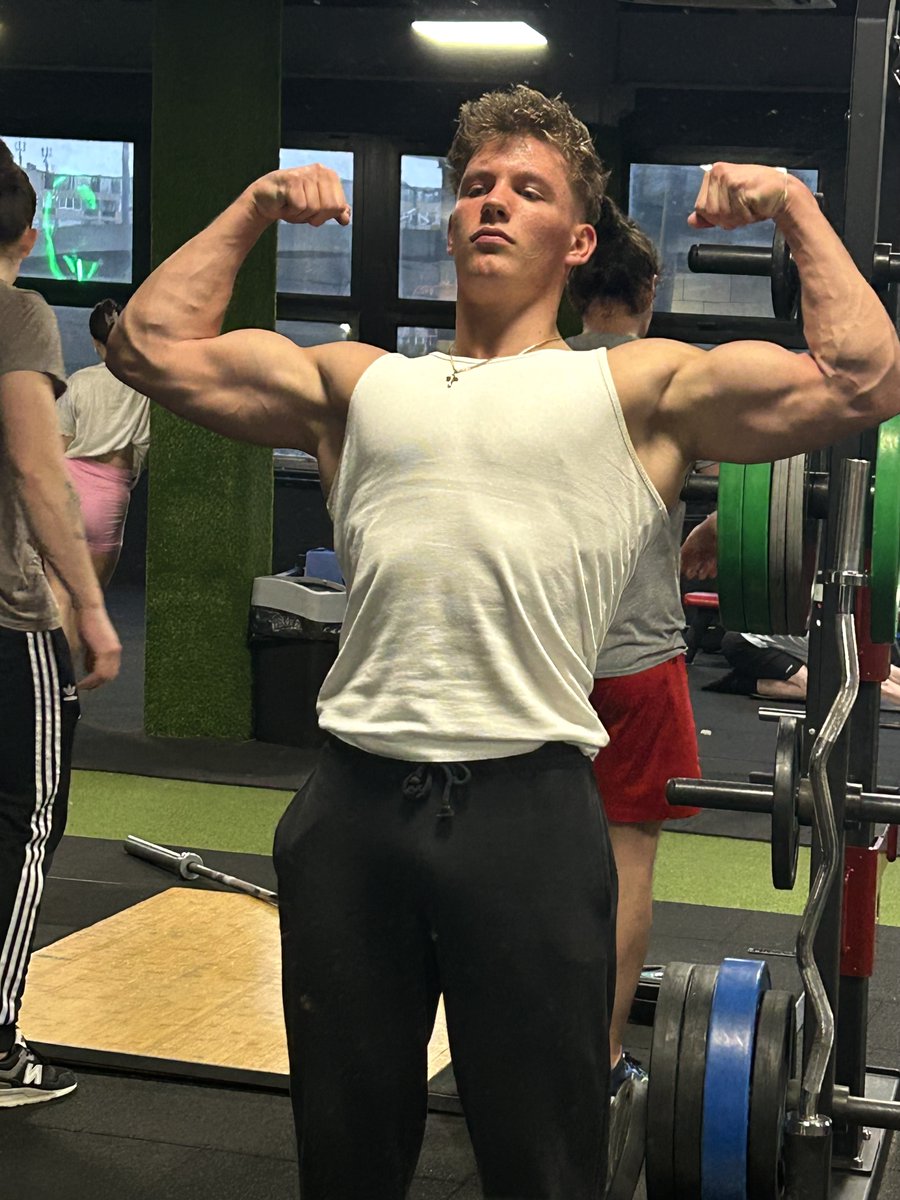 You think you're not growing because of your genetics...

But it's not your DNA, it's:

•The workouts you skipped
•The harmless "one time" cheat meals 
•The "I'm too bored to follow the diet plan"

Change your habits, not your genetics.