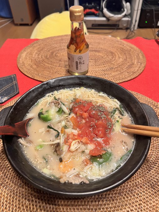 ラ・ミェン(マルタイ久留米濃厚豚骨)には玉葱の粗微塵とトマトがジャスティス。コーレグースを添えて。

アド街の沼津回を観てた。
沼津はなんか好きで20年で8回くらいは行ってるけど年々人や店が少なくなってる。 