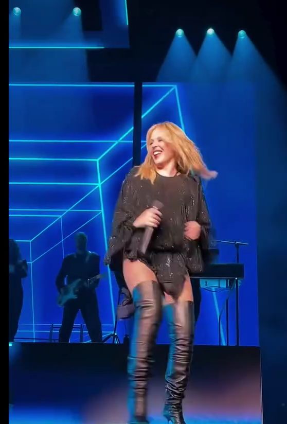 SwannKelvin's tweet image. COMING YOUR WAY UK! 💎🇬🇧 
#Kylielove💎 #UKbound💎