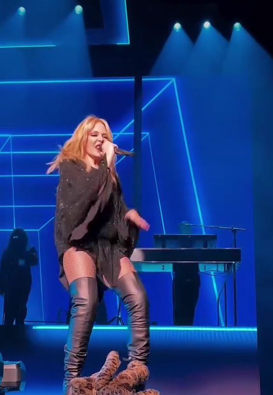 SwannKelvin's tweet image. COMING YOUR WAY UK! 💎🇬🇧 
#Kylielove💎 #UKbound💎