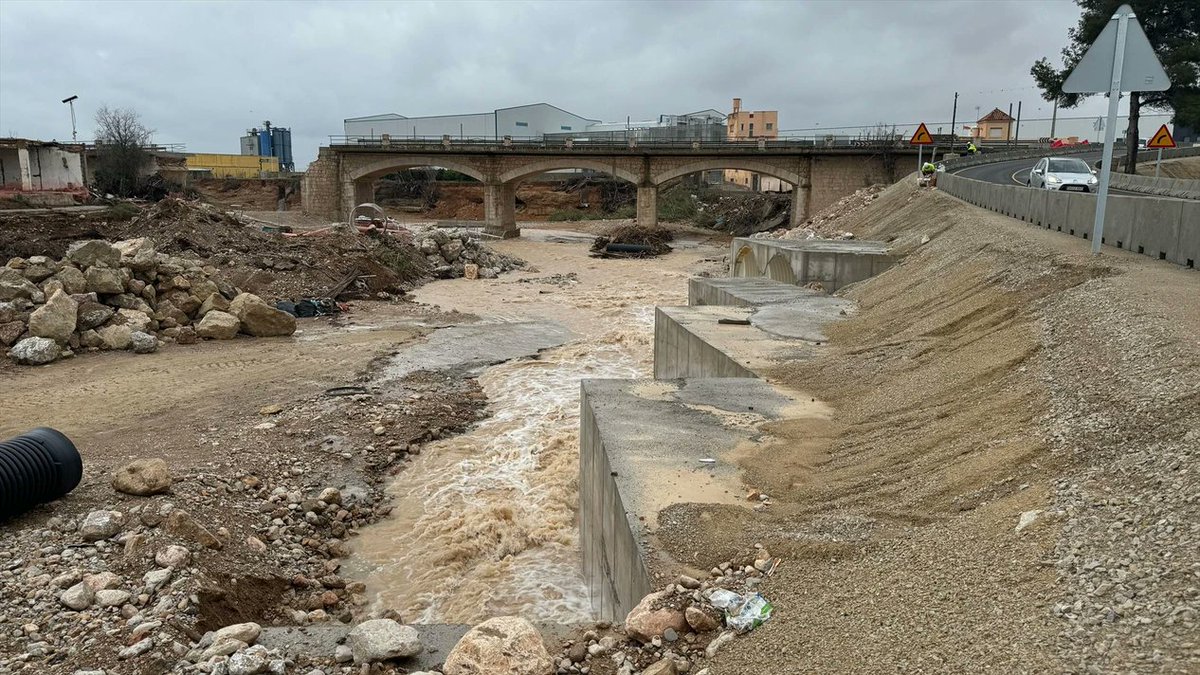 1. Vet aquí la publicació de #boncatalà del 4 de maig. Serà un enfilall de tres unitats:

El torrent que l'any passat va causar les inundacions del País Valencià té el nom de BARRANC del POLL, en valencià. No pas això de "del Poyo", que diuen en castellà.

Potser pot estranyar +
