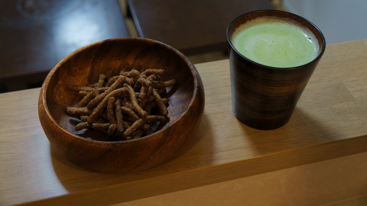 峠に囲われた細長い街…通りと云っても概ね障りない。
西南端の上町に鎮神社(経津主神)、北東端の下町に八幡神社を構える。町名は京都の方角に倣う。
漆器を求めて伺うに、間の仲町の社は近年馬を祀るようになるまで祭神不在であったとの談。

斜陽から日没へ瞬く間。
紙垂と燈のほか姿のない春祭り。