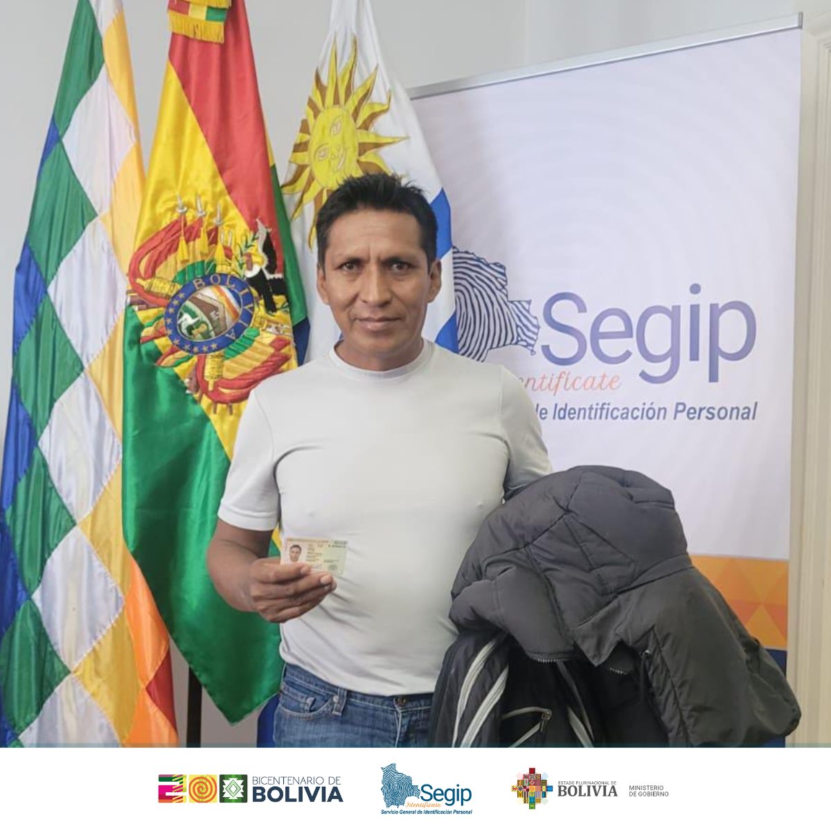 ¡𝗘𝗹 𝗦𝗲𝗴𝗶𝗽 𝘀𝗶𝗻 𝗳𝗿𝗼𝗻𝘁𝗲𝗿𝗮𝘀 𝗰𝗼𝗻𝘁𝗶𝗻𝘂́𝗮 𝗲𝗻 𝗠𝗼𝗻𝘁𝗲𝘃𝗶𝗱𝗲𝗼!

Nuestras brigadas de cedulación continuan presentes en predios de la Embajada de Bolivia en Uruguay, facilitando la emisión de la #CédulaDelBicentenario

#ElSegipConSuPueblo 
#PrimeroBolivia