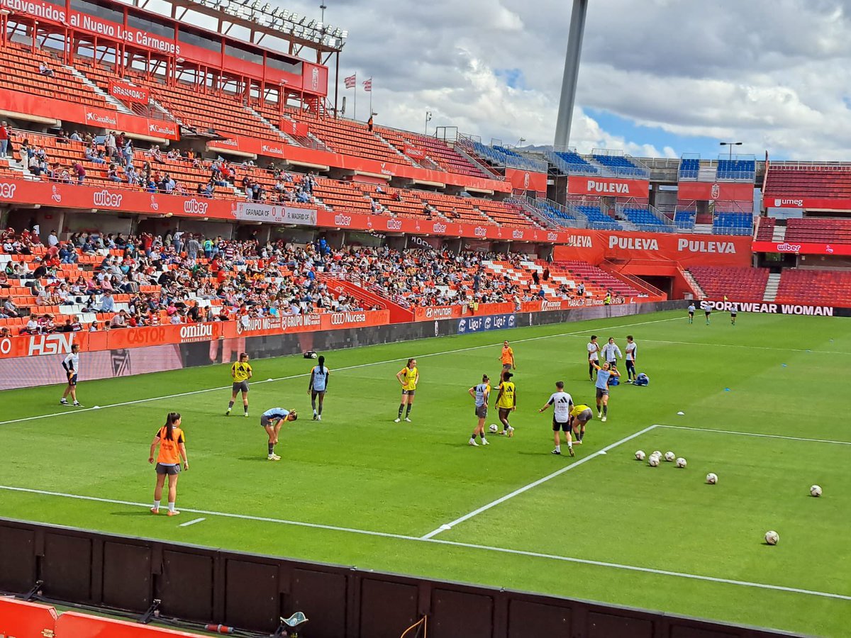 Faltan 15 minutos para que comience el <a href="/GranadaCF_Fem/">Granada CF Femenino</a> - <a href="/realmadridfem/">Real Madrid C.F.</a>, estos son los onces iniciales y así está el campo, llegando la afición, hace mucho calor… la hora no es la más mejor, pero bueno ¡vaaaaamoooosss!