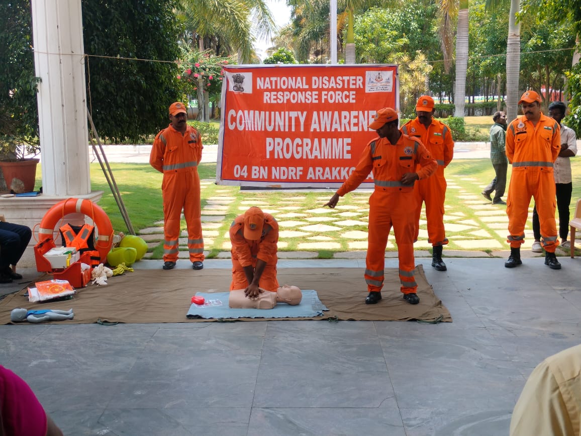 04NDRF's tweet photo. #NDRF 04 Bn Conducted a Community Awareness and Training Program at #Hosur Corporation Office, Focusing on Disaster Preparedness, First Aid, Rescue Methods, Earthquake & Fire Safety, and Emergency App Usage.
#NDRF #CommunityTraining #DisasterPreparedness #Hosur #SafetyFirst https://t.co/xqqTVOgjkT