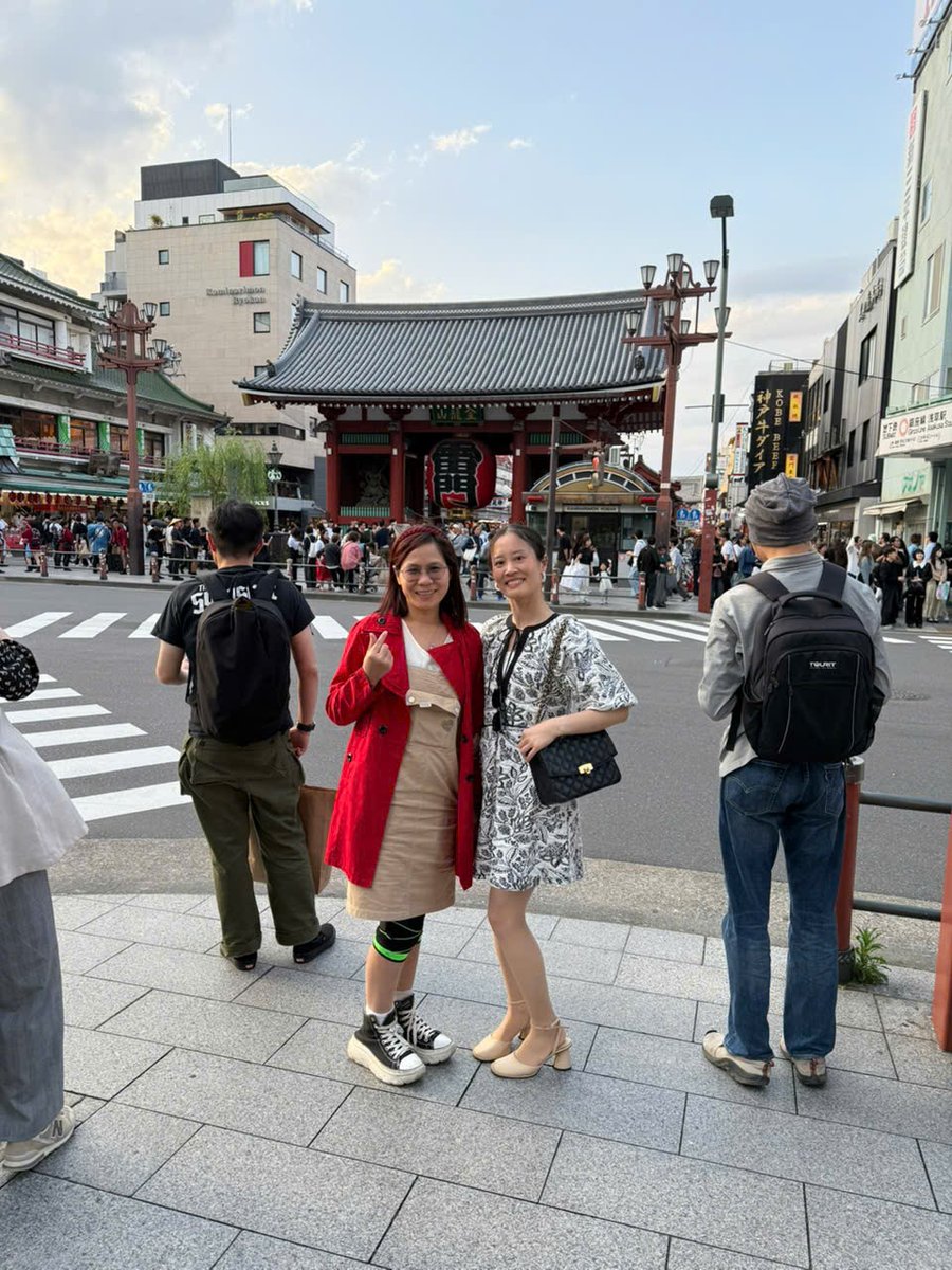 Luu Hang (@luuhangtoko) on Twitter photo Áo đỏ là idol của ai vào nhận đi nè. Tui vừa được khoác tay khoác chân chị ý ở Tokyo xong. <a href="/Estelle_Tanisa/">Estelle Thu</a> . Áo đỏ là idol của ai vào nhận đi nè. Tui vừa được khoác tay khoác chân chị ý ở Tokyo xong. <a href="/Estelle_Tanisa/">Estelle Thu</a> .