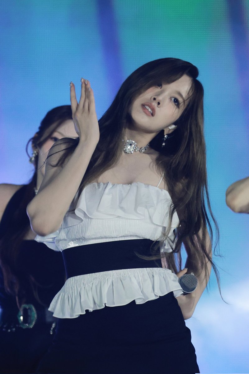 stayc ジェイ　ラキドロ GAG_2bTbIAA9xrS.jpg
