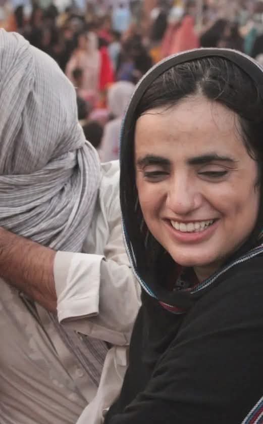 معزز دوستو!

جیسا کہ آپ جانتے ہیں، 22 مارچ کی صبح پانچ بجے میری بہن، بلوچ یکجہتی کمیٹی کی مرکزی آرگنائزر ڈاکٹر ماہ رنگ بلوچ کو بیبو بلوچ کے ہمراہ ایک پُرامن احتجاجی دھرنے سے غیر قانونی طور پر حراست میں لیا گیا۔ انہیں کالونیل دور کے قانون “تھری ایم پی او” کے تحت دیگر ساتھیوں سمیت