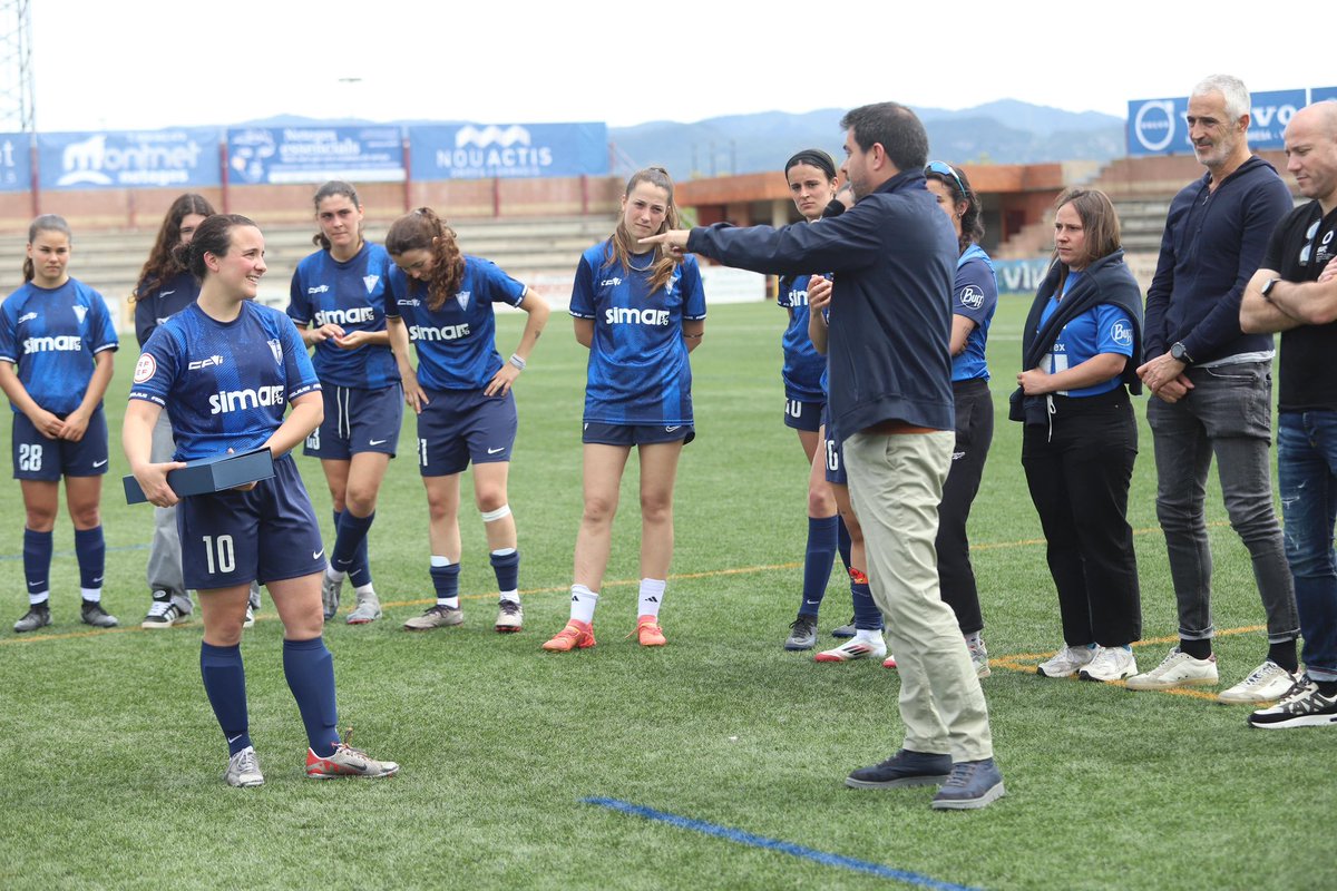 Homenatge a la Marina i al futbol català per tancar la temporada! 💙

Victòria per 4 a 3 amb gols de Júlia, Marcet (x2) i Marina, que s’acomiada del futbol de la millor manera!

#SomBlaves #SentimentBlau