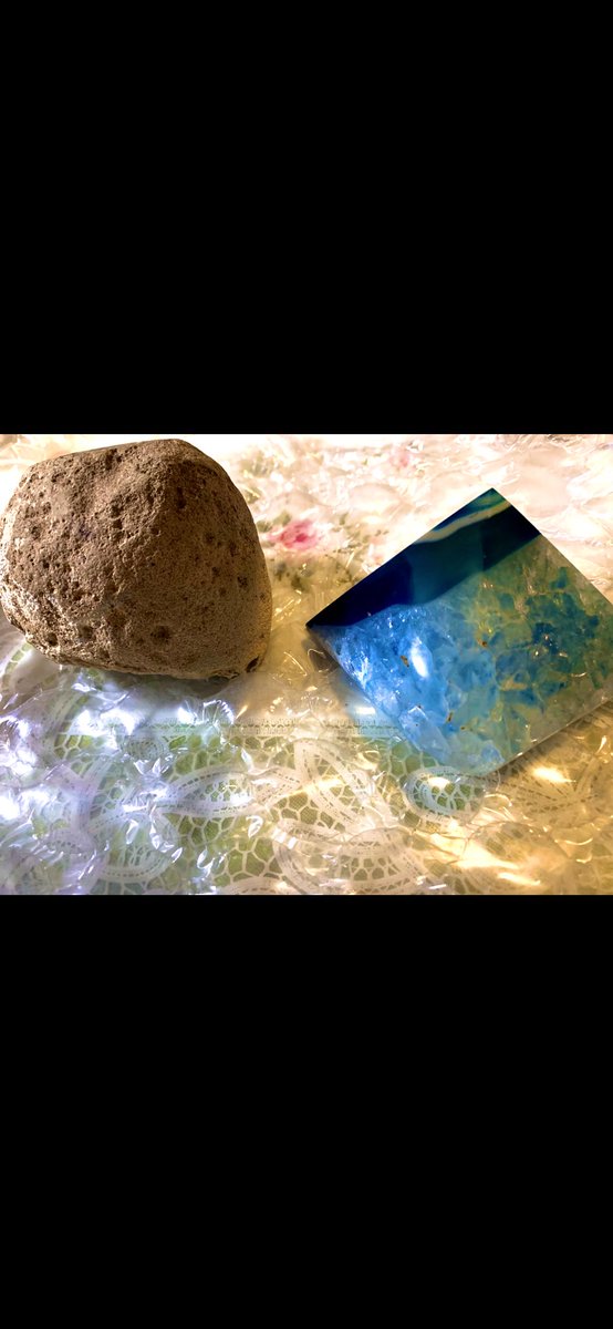 寝込むほどに痛い中､夫さんが
気晴らしに連れ出し_:(´ཀ`」 ∠):
タバコ屋さんに
吸い込まれたわたくし🚬😅
ご主人か誰かの趣味で
鉱石売っていました💎✨
母はﾉﾝｽﾓｰｶｰ鉱物大好きw😍✨
ん？買ったよ？
ｽﾄﾚｽ良くないよね！？🤪
左が恐竜卵化石っぽくて好きw🫶🏻
#今日　#鉱石　#だったらいいな