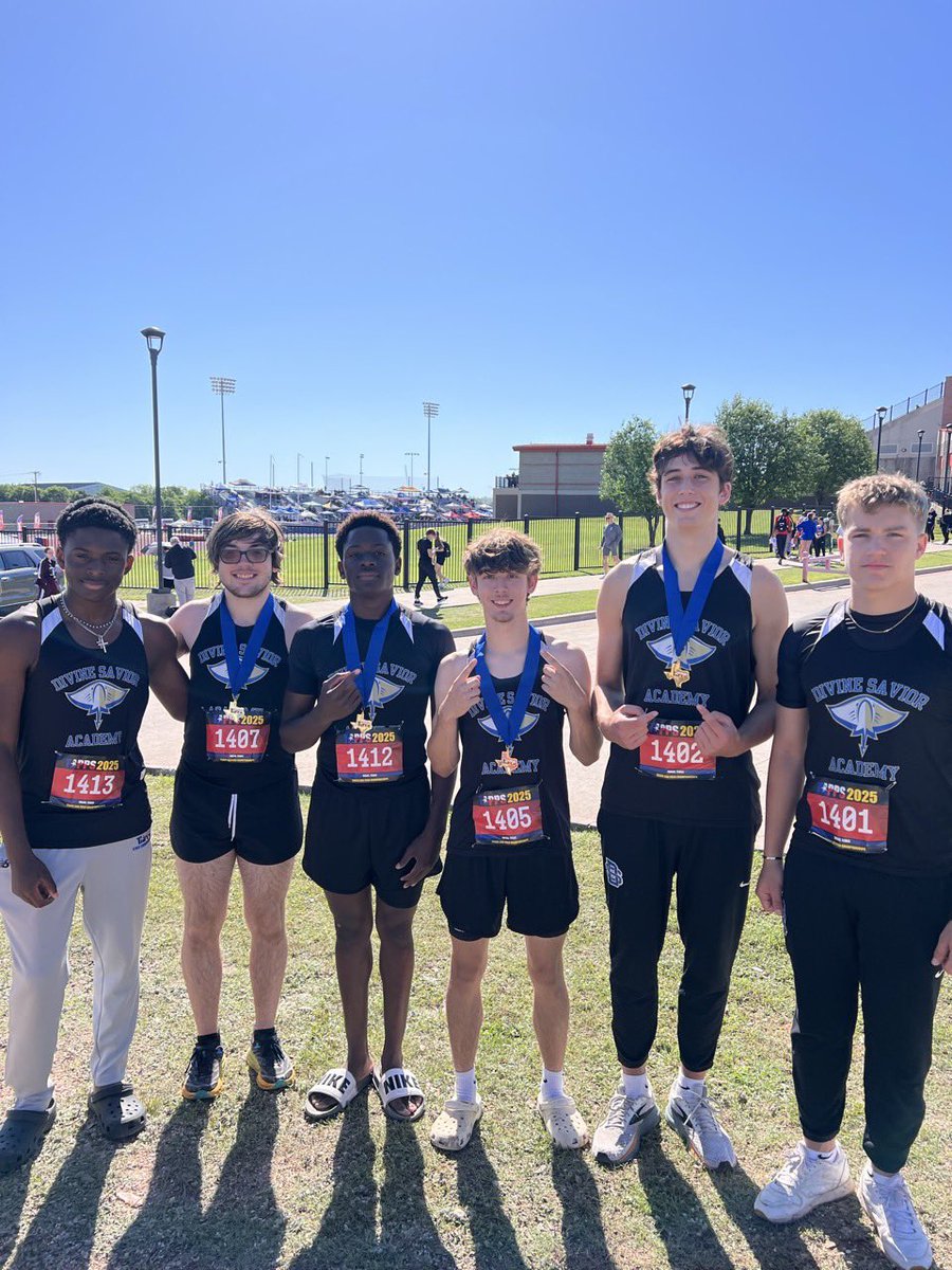 Bringing home some hardware this weekend! TAPPS Boys 1A 4x100 M relay Champs! 

#DSASiena #StingEmRays