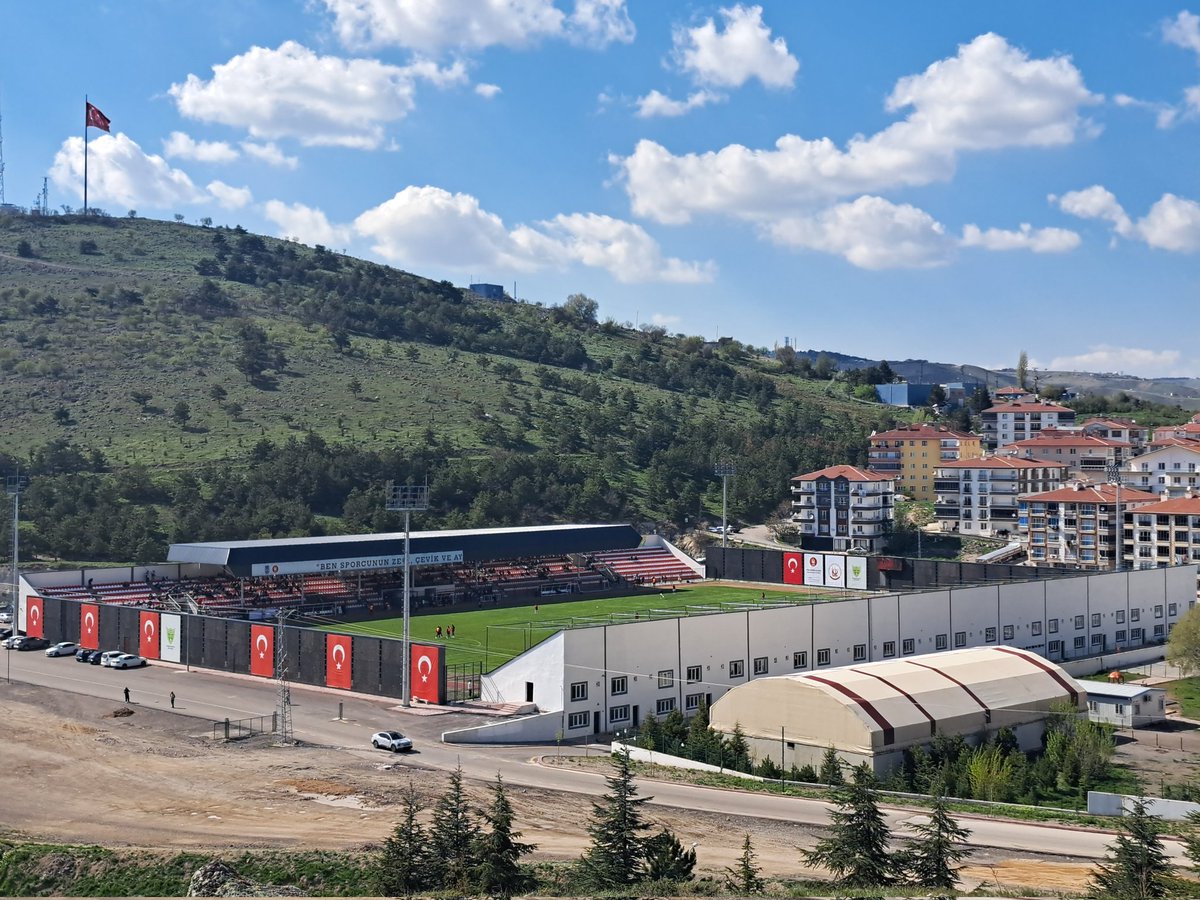 SjoerdVVV's tweet image. Bovenop een van de heuvels die Ankara omringen ligt Bağlum. Daar ontving het lokale Bağlumspor vanmiddag Çankırı op het vijfde niveau.
De bezoekers, gesteund door een fanatiek uitvak, gingen er met een minieme winst vandoor en mogen zo de Play-Offs voor promotie in.