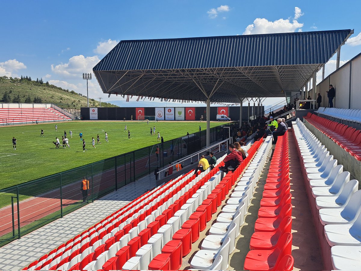 SjoerdVVV's tweet image. Bovenop een van de heuvels die Ankara omringen ligt Bağlum. Daar ontving het lokale Bağlumspor vanmiddag Çankırı op het vijfde niveau.
De bezoekers, gesteund door een fanatiek uitvak, gingen er met een minieme winst vandoor en mogen zo de Play-Offs voor promotie in.