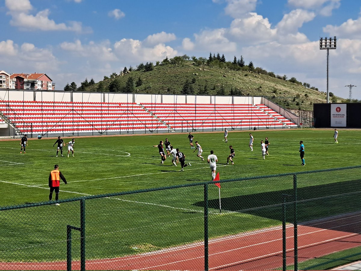 SjoerdVVV's tweet image. Bovenop een van de heuvels die Ankara omringen ligt Bağlum. Daar ontving het lokale Bağlumspor vanmiddag Çankırı op het vijfde niveau.
De bezoekers, gesteund door een fanatiek uitvak, gingen er met een minieme winst vandoor en mogen zo de Play-Offs voor promotie in.