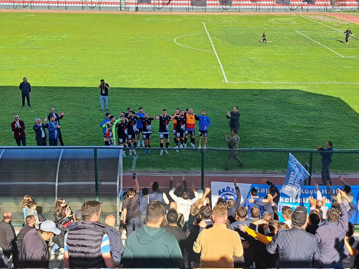 SjoerdVVV's tweet image. Bovenop een van de heuvels die Ankara omringen ligt Bağlum. Daar ontving het lokale Bağlumspor vanmiddag Çankırı op het vijfde niveau.
De bezoekers, gesteund door een fanatiek uitvak, gingen er met een minieme winst vandoor en mogen zo de Play-Offs voor promotie in.