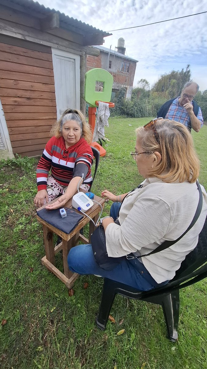 LAS MUJERES PRO ESTAMOS DONDE HAY QUE ESTAR

Hoy fuimos al barrio 2 de abril y compartimos una mañana solidaria con los vecinos; realizamos toma de presión y dimos consejos saludables para las familias. 
También conversamos sobre próximos proyectos.