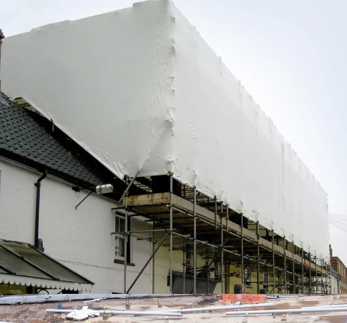 AttlScaffHire's tweet image. ⚠️ Don’t let the weather slow you down! Attleborough Scaffold Hire offers premium shrink wrap sheeting to keep your scaffolding protected year-round. Contact us today for reliable shrink wrap solutions in Norfolk! 🏗️ #ShrinkWrap #ScaffoldCare #ConstructionProtection