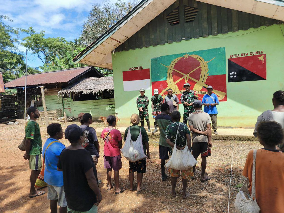 Puspen_TNI's tweet photo. Satgas Yonif 144/JY melaksanakan kegiatan makan bersama dengan warga Kampung Umap yang berlangsung hangat penuh keakraban dan tawa bersama di Pos Umap, Distrik Mindiptana, Kabupaten Boven Digoel, Papua Selatan. Sabtu (3/05/2025).

Kegiatan ini dipimpin langsung oleh Danpos Umap, Letda Inf Heryanto Sihaloho, dan dihadiri oleh warga Kampung Umap serta Kepala Kampung Umap, Bapak Gabriel Umap. Momen kebersamaan ini menjadi wujud nyata kemanunggalan TNI dengan rakyat, sekaligus sebagai sarana mempererat hubungan antara Satgas dan masyarakat setempat.

Dansatgas Yonif 144/JY, Letkol Inf Eko Siswanto, https://t.co/3mbzOej8FZ., menyatakan dukungan penuhnya terhadap kegiatan ini. “Kami sangat mendukung kegiatan seperti ini karena dapat mempererat tali silaturahmi dan membangun rasa kebersamaan antara personel Satgas dengan masyarakat,” ujar Letkol Eko.

Makan bersama ini bukan hanya sekadar santapan fisik, tetapi juga menjadi simbol kedekatan emosional dan komitmen TNI dalam mendampingi serta melayani masyarakat perbatasan.

Kepala Kampung Umap, Bapak Gabriel Umap mewakili seluruh warga menyampaikan ucapan terimakasih kepada Satgas Yonif 144/JY. "Kami sangat berterima kasih atas perhatian dan kepedulian Satgas kepada kami, semoga hubungan baik ini terus terjalin dan membawa manfaat baik untuk masyarakat Kampung Umap".

Kegiatan ini diharapkan menjadi langkah positif dalam memperkuat persatuan dan kebersamaan antara TNI dan masyarakat di perbatasan Papua.

#tniprima