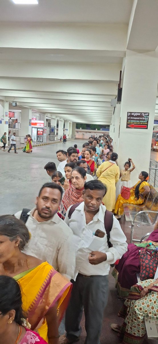 ಸಚಿವರೇ #ತುಮಕೂರು #KSRTC ಬಸ್ ನಿಲ್ದಾಣದಲ್ಲಿ ಪ್ರತಿ ವಾರಾಂತ್ಯ ಪ್ರಯಾಣಿಕರ ಈ ಪರದಾಟಕ್ಕೆ ಮುಕ್ತಿ ಎಂದು? ಸುಮಾರು ಒಂದೂವರೆ ತಾಸು ಕಾದು ಬೆಂಗಳೂರಿಗೆ ಬಸ್ ಹತ್ತಬೇಕಾದ ದುಸ್ಥಿತಿ. ಬೆಂಗಳೂರು ತಲುಪಲು ಪ್ರಯಾಣದ ಅವಧಿಯು 1.5 ತಾಸು. <a href="/RLR_BTM/">Ramalinga Reddy</a>