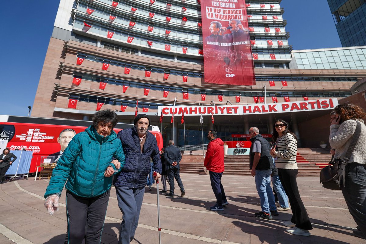 #SONDAKİKA | Mansur Yavaş, bu akşam 21.00’da vatandaşları CHP Genel Merkezi’ne çağırdı.