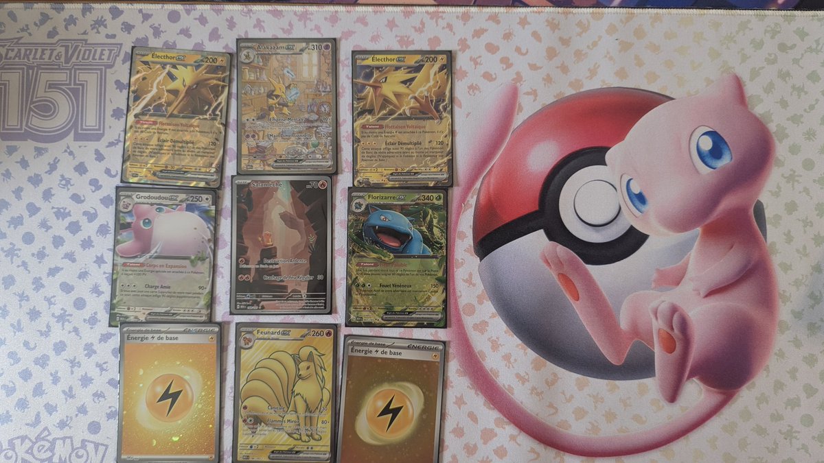 DarkBBUV's tweet photo. Super ouverture entre @pereetfils de @cartepokemon. Un peu de chance sur du 151 ça fait plaisir. Vive @Pokemon @PokemonTCG https://t.co/yA3DmAbDKi