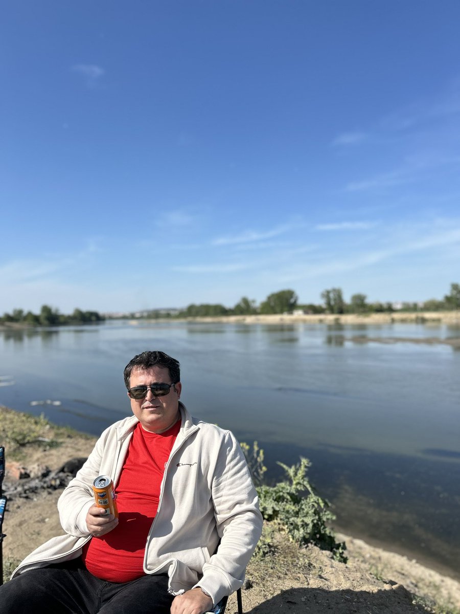 Mutlu olmayı
 yarına bırakmak
  Karşıya geçmek için
    nehrin durmasını
   beklemeye benzer
           Ve bilirsin;
  O nehir asla durmaz..."