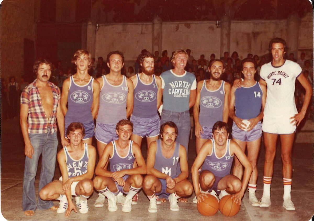 Descanse en Paz Rafa Rullán, histórico jugador mallorquín con un gran vínculo con Sóller.
En la fotografía, cedida por él mismo, se le puede ver en uno de los partidos que solía jugar en las vacaciones estivales en el Victoria.
Un abrazo enorme para familiares y amigos.