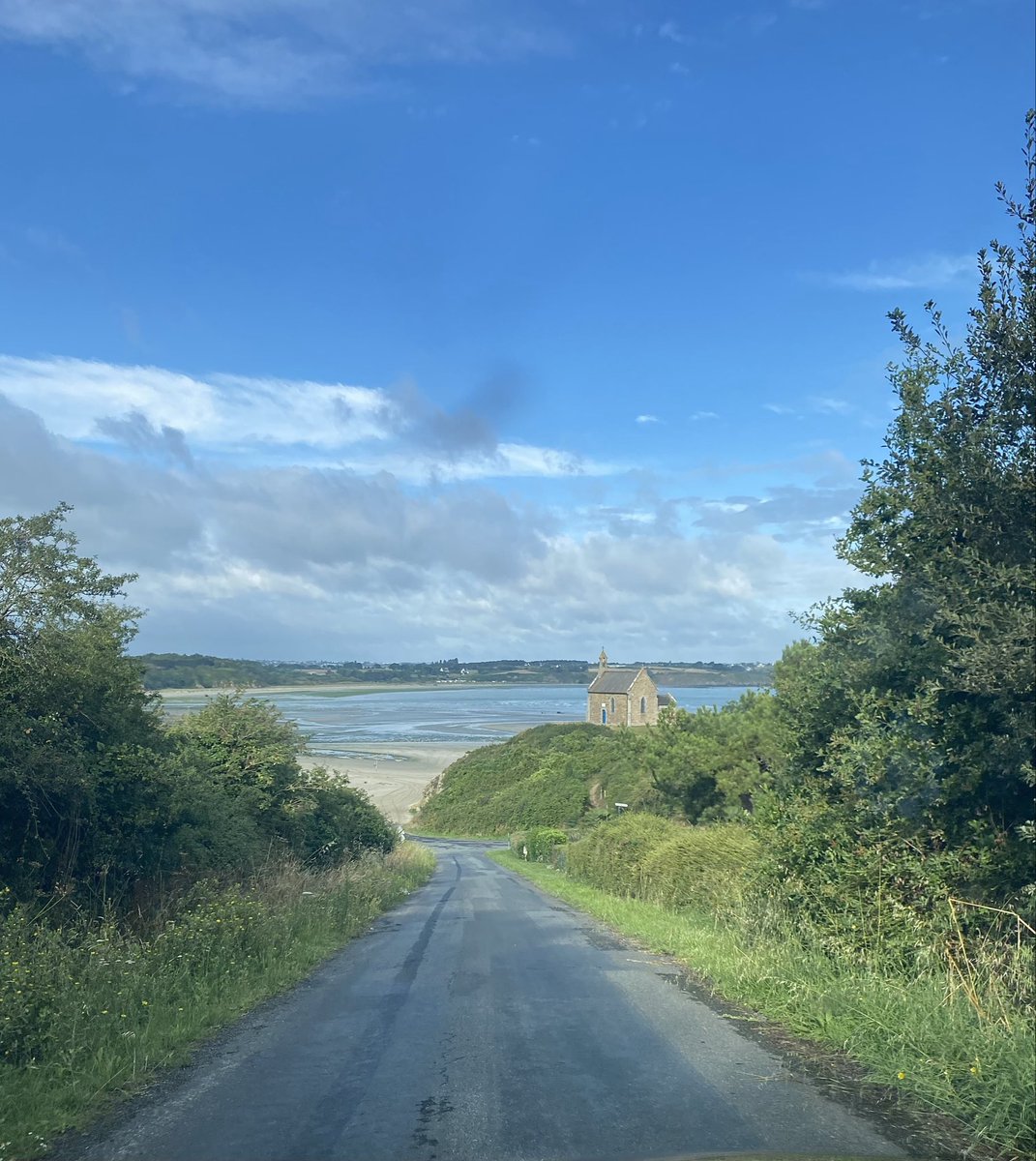 _Parsley_Sage_'s tweet photo. Letโs go ?
#AlphabetChallenge #WeekRforRoads #photography
#seascape
Chapelle Saint Maurice, #Brittany https://t.co/1vLEO2S8eA