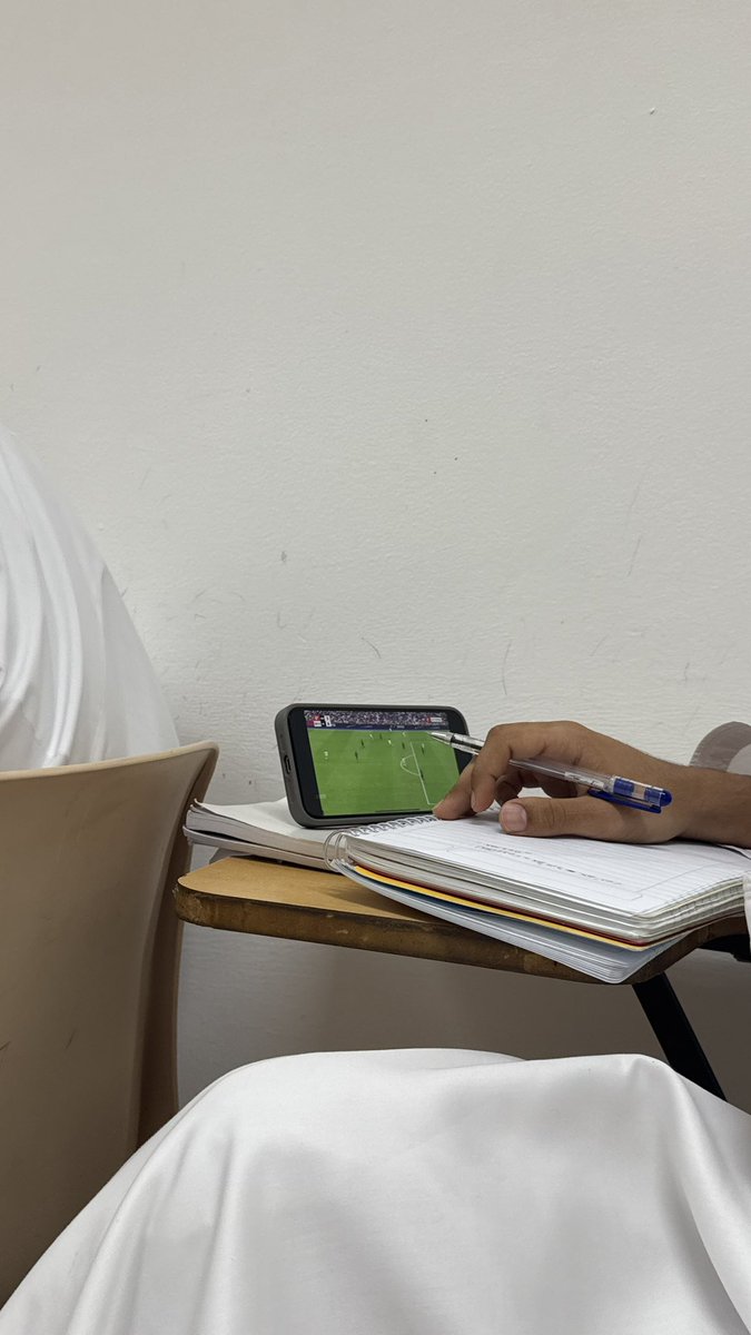 0vrnr's tweet image. كل واحد وهمه 🤷🏻‍♂️: