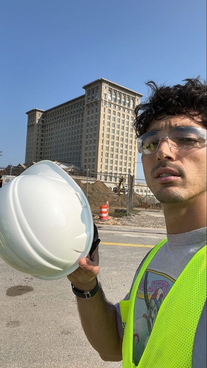 ThisMarvelbunch's tweet photo. Tay #bfcore
Day 187
(POV : he works in construction) https://t.co/cYiOz2iKLn