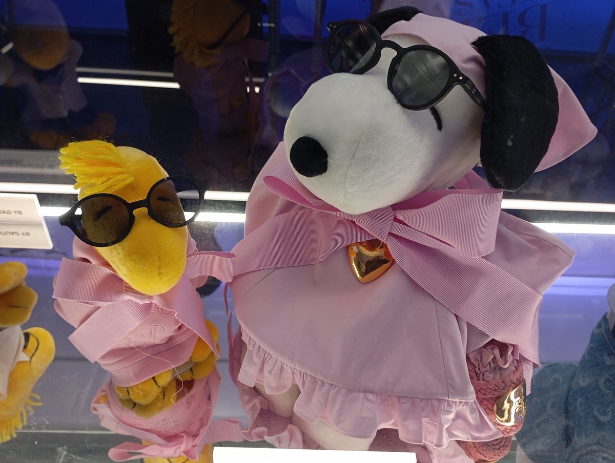 Il y a qq semaines, a eu un exposition Snoopy à travers la mode. Tous les coururiers ont joué le jeu et proposé une tenue pour Snoopy et sa tribu. 
Il y a aussi des stars qui ont prêté leur look comme Boy George ( bravo <a href="/liligrogu64/">Aurelie ☕🎬</a> pour avoir trouvé) <a href="/CatMo0105/">𝐶a𝑡ℎe𝑟𝑖𝑛e 𝑀o𝑖𝑠a𝑛𝑑 (A𝑙𝑙ai𝑛é)</a>
<a href="/genevievinteu1l/">MiladyVinteuil</a>
