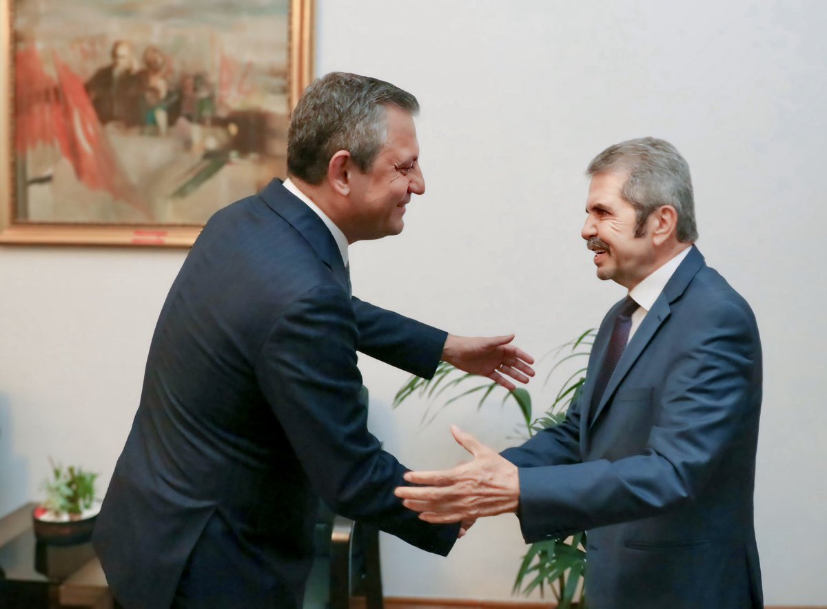 <a href="/herkesicinCHP/">CHP 🇹🇷</a> Genel Başkanı değerli dost <a href="/eczozgurozel/">Özgür Özel</a> ‘e yapılan alçakça saldırı sebebiyle geçmiş olsun dileklerimi sunuyor, saldırıyı da şiddetle kınıyorum…