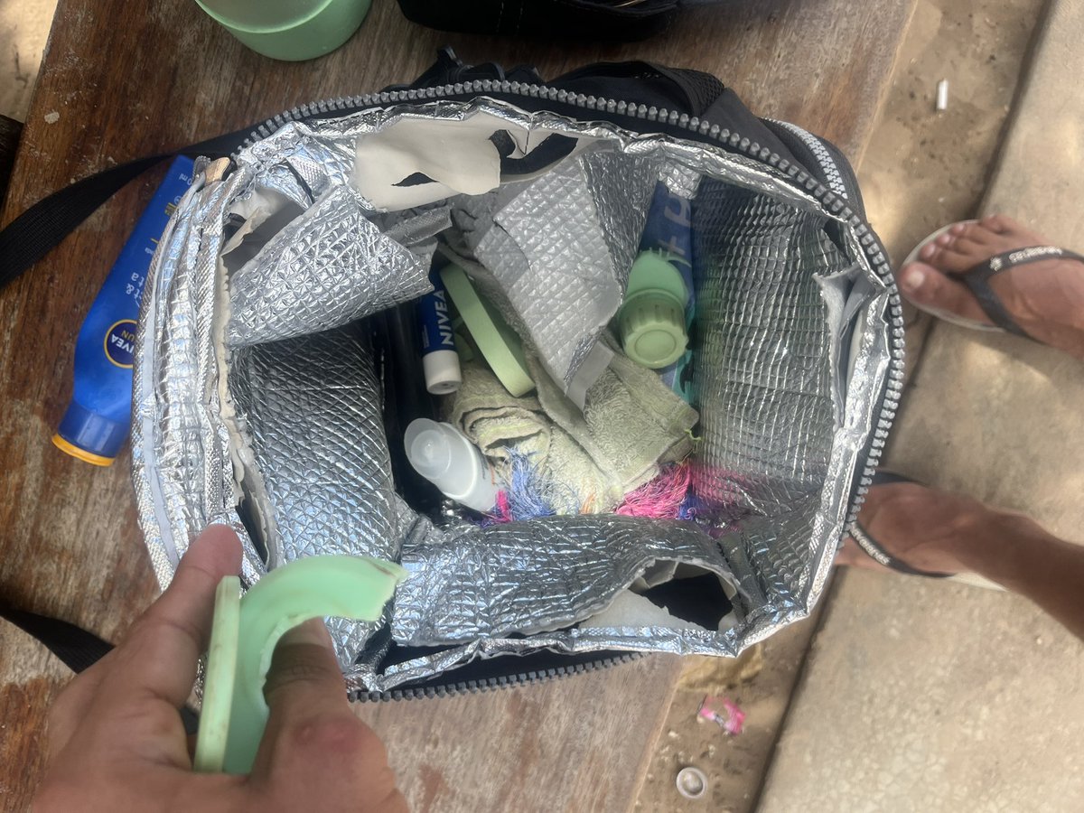 ogilbertodias's tweet photo. Promoção do dia, um moto @Uber_Brasil achou que tava num racha e passou numa lombada na velocidade da luz e o resultado foi esse, um prejuízo de 240 reais 🤡 https://t.co/lAY6QnH9tQ
