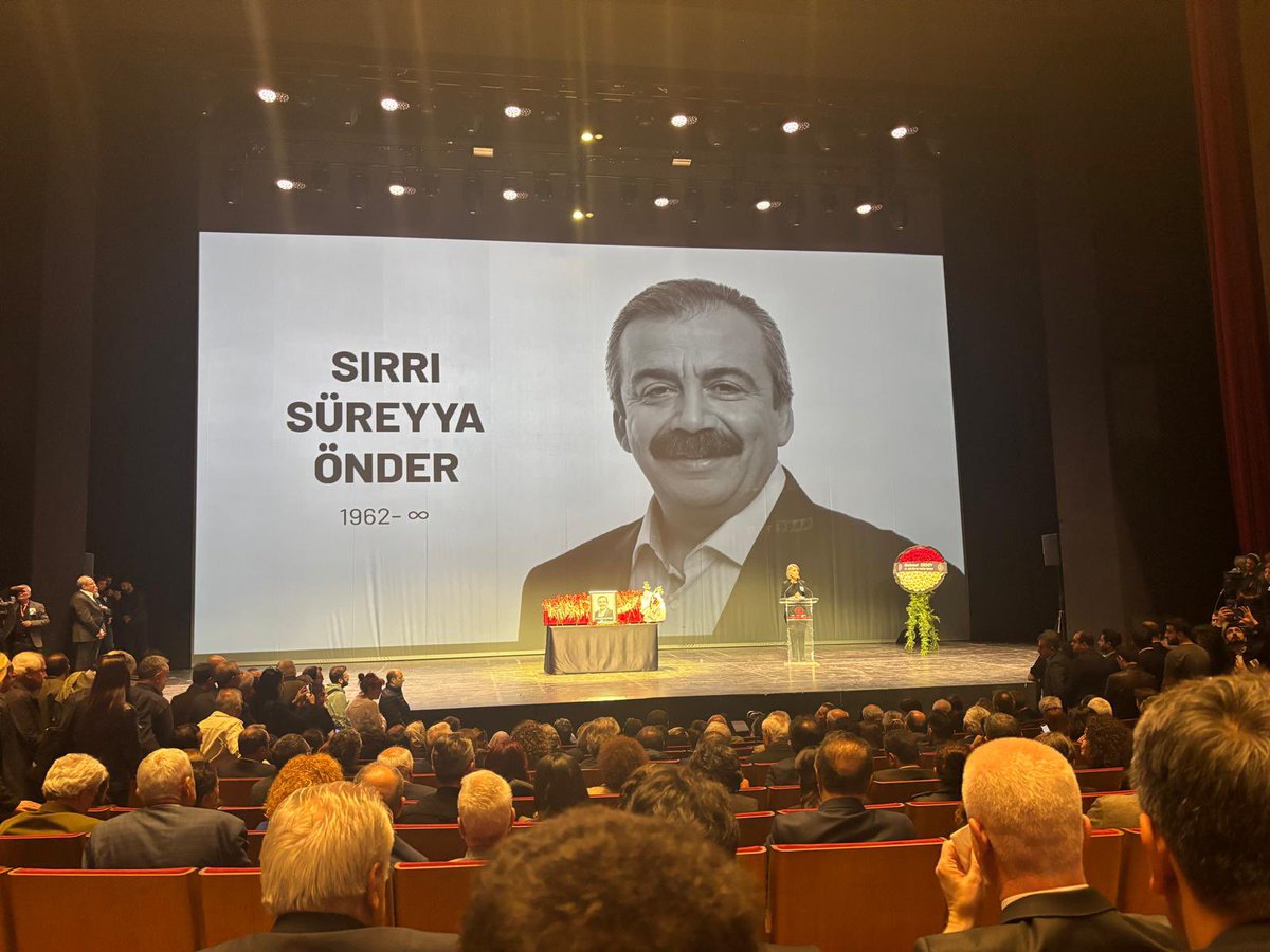 Değerli Sırrı Süreyya Önder’i, bugün Taksim Atatürk Kültür Merkezi’nde binlerce kişinin katıldığı törenle, sonsuzluğa uğurladık. O, savunduğu değerlerle hep sevgi ve özlemle anılacak. Işıklar içinde uyusun.