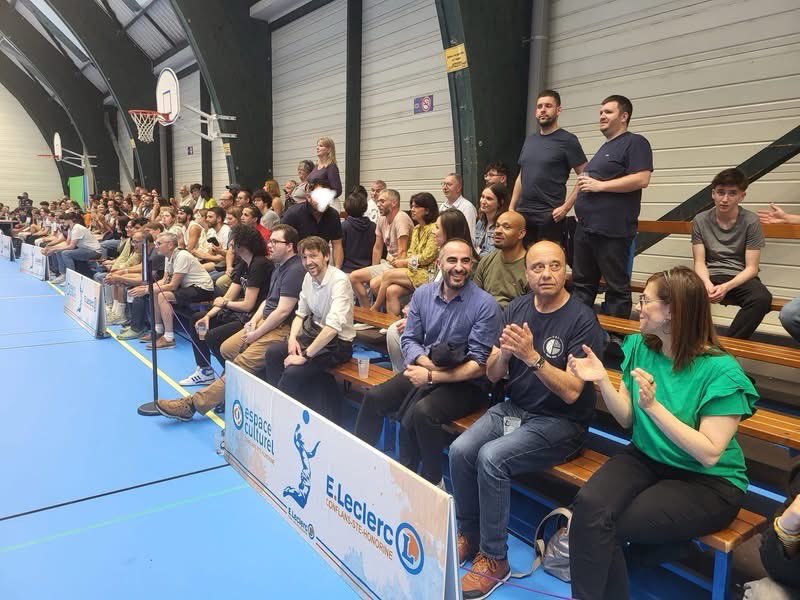 Voir #Conflans vibrer aux exploits des volleyeurs de haut niveau 🏐 du #CAJVB. Échanger avec les acteurs du sport pour toutes et tous👩‍🦽. Déguster les donuts 🍩 de l’avenue Carnot. Laisser courir partout les enfants 🧑🏾 à la fin du match. Un écosystème à soutenir et valoriser 👍