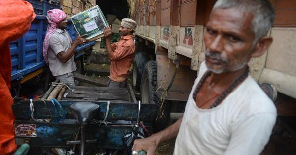BJP सरकार और <a href="/narendramodi/">Narendra Modi</a> अगर सच में आम जनता का हित चाहती है तो मिनिमम वेज क़ानून को ज़मीन पर लागू करे. ठेकेदारी व्यवस्था को संपूर्ण तरीक़े से ख़त्म करे. ठेकेदार सबसे गरीब और मज़बूर लोगों को मिनिमम वेज से भी आधा पैसा देते हैं. ख़ासकर लोअर मिड लेवल की कनपनियाँ, छोटे अस्पताल, छोटे