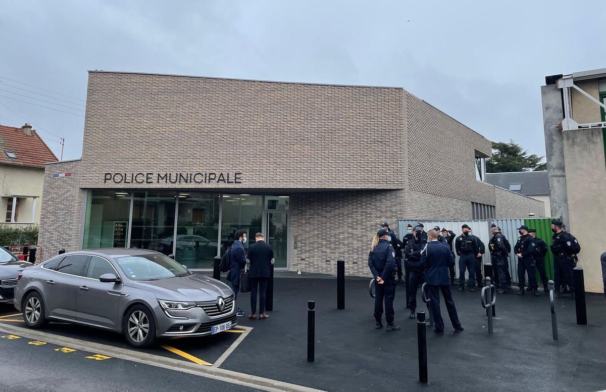 SirenesFR's tweet image. 🔴ALERTE INFO | Un policier a été TABASSÉ pour un problème de stationnement par trois hommes à Sartrouville dans les Yvelines. Mohamed B. (19 ans), Benabdou B. (20) et Luis G. (20) ont été placés en garde à vue. (VA)