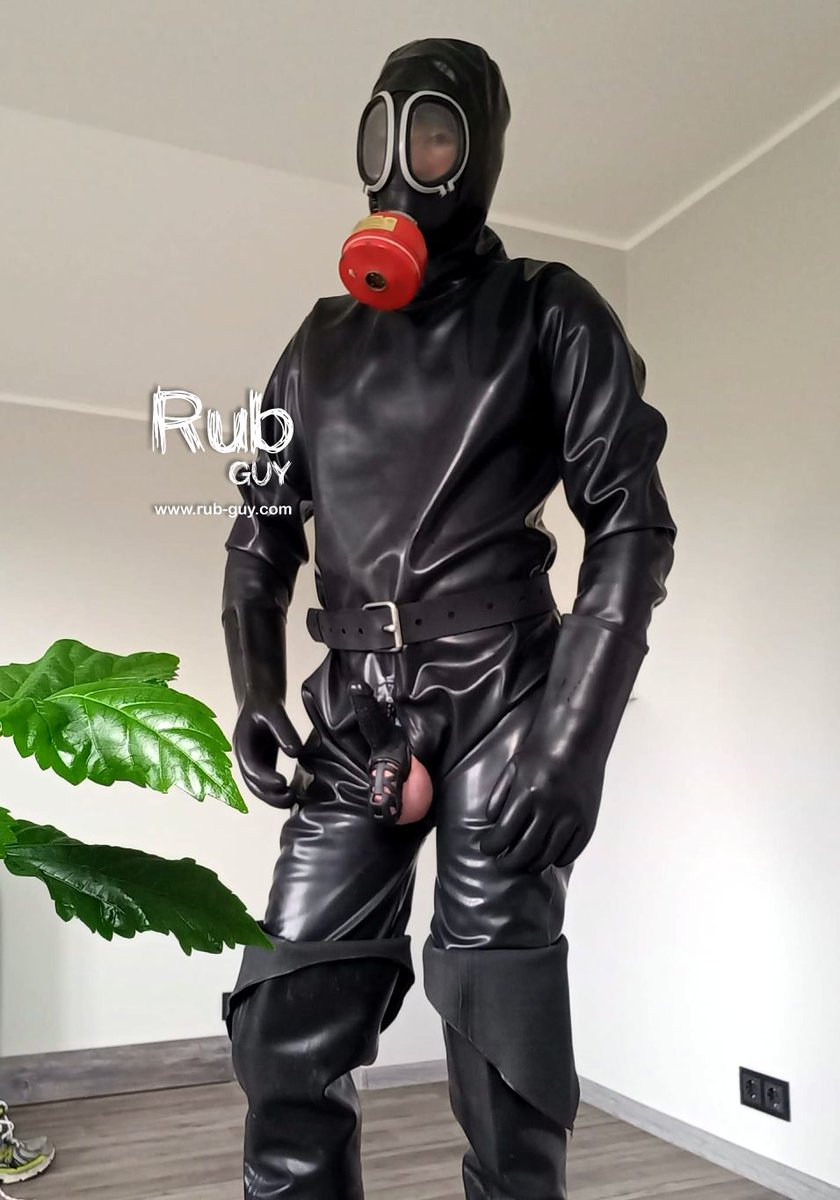 Latex layering = A lot of sweat 😅
First photo during the process, second photo shows the result. Some hours to go now 🥵 This is the Sunday I like ...