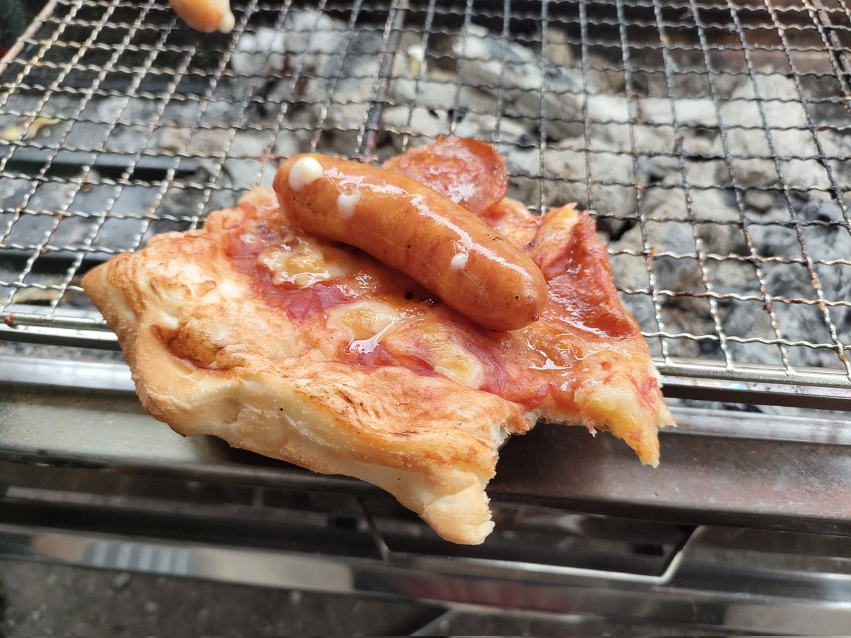 ロピアのペパロニピザをカリっと焼きつつ、北海道千歳ハムのチーズウインナーを焼いて乗せたら鬼美味かったです🍕