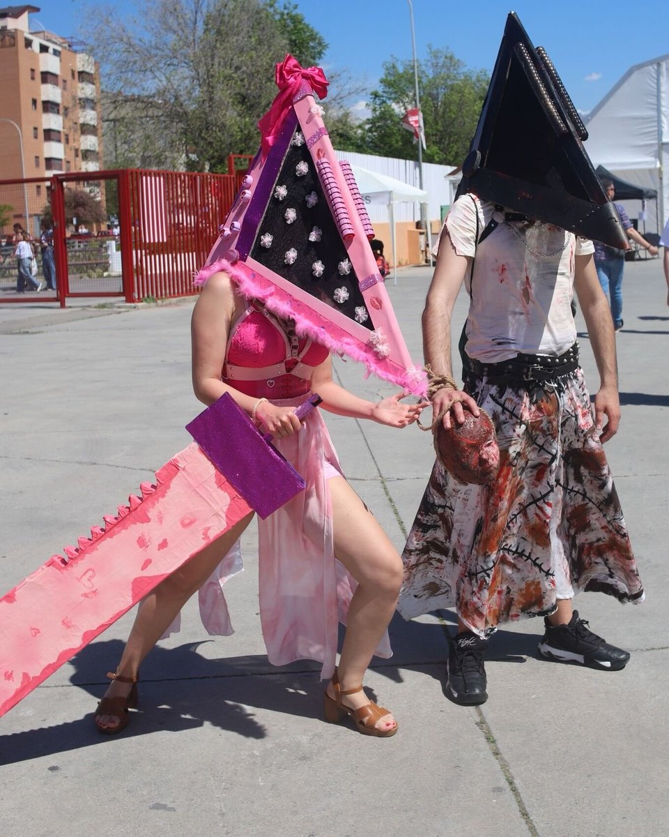 Que levante la mano quien se echó foto con estas Pyramid Head💗 🖤

#ficzone2025