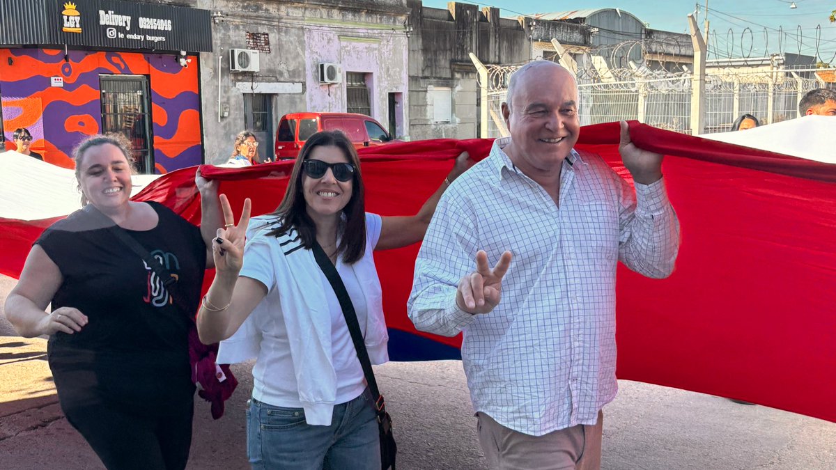 FLegnaniSilva's tweet photo. ¡¡Banderazo por Canelones!! Emocionante  recorrido con esta barra que acompaña en todas. ¡Estamos a una semana compañeras, compañeros!
SE VIENE EL QUINTO GOBIERNO FRENTEAMPLISTA EN CANELONES

🔴🔵⚪️ https://t.co/btlCZwjIUX