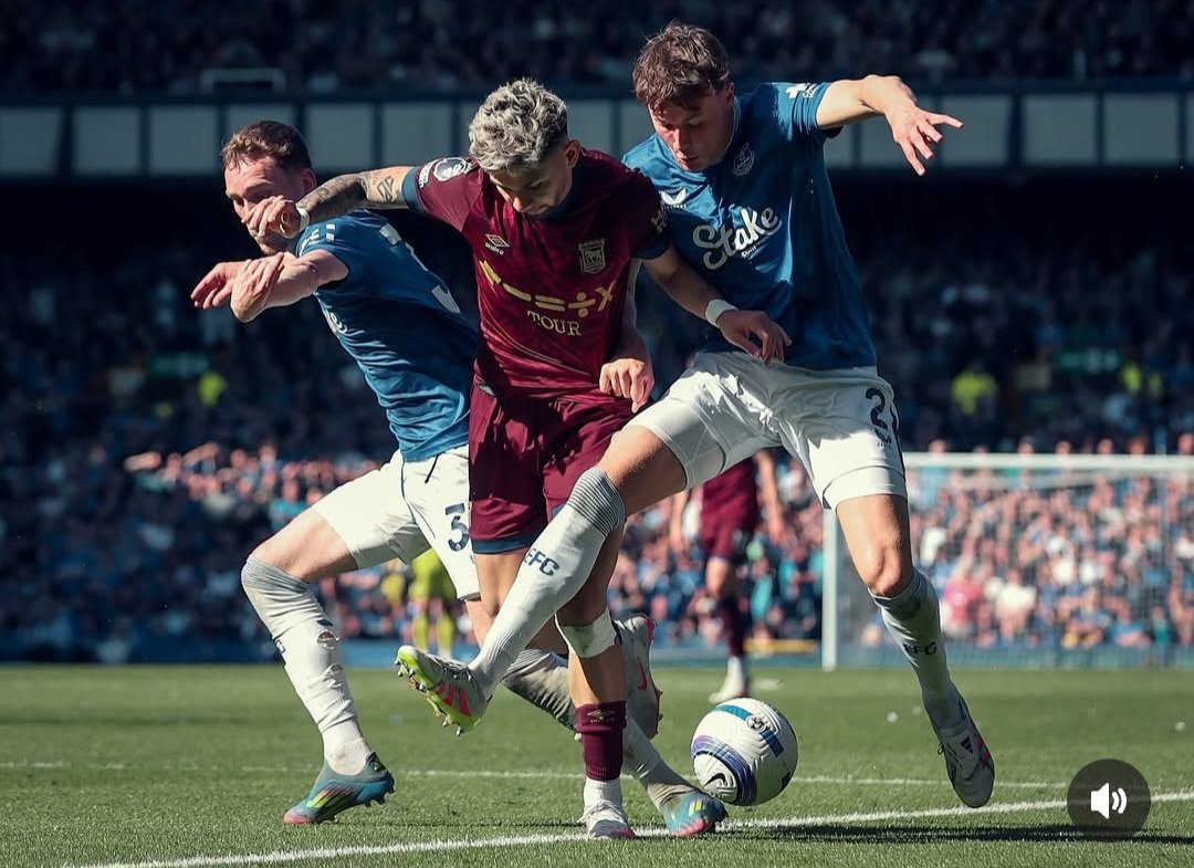 ¿Hace cuánto no teníamos en la Albirroja a ese jugador distinto? Uno que nos levante del asiento con un pase, una gambeta.
Julio César Enciso es ese distinto. Tiene 21 años, comete errores, pero también genera magia.
Que viva el "Emperador Guaraní"💎🇵🇾
