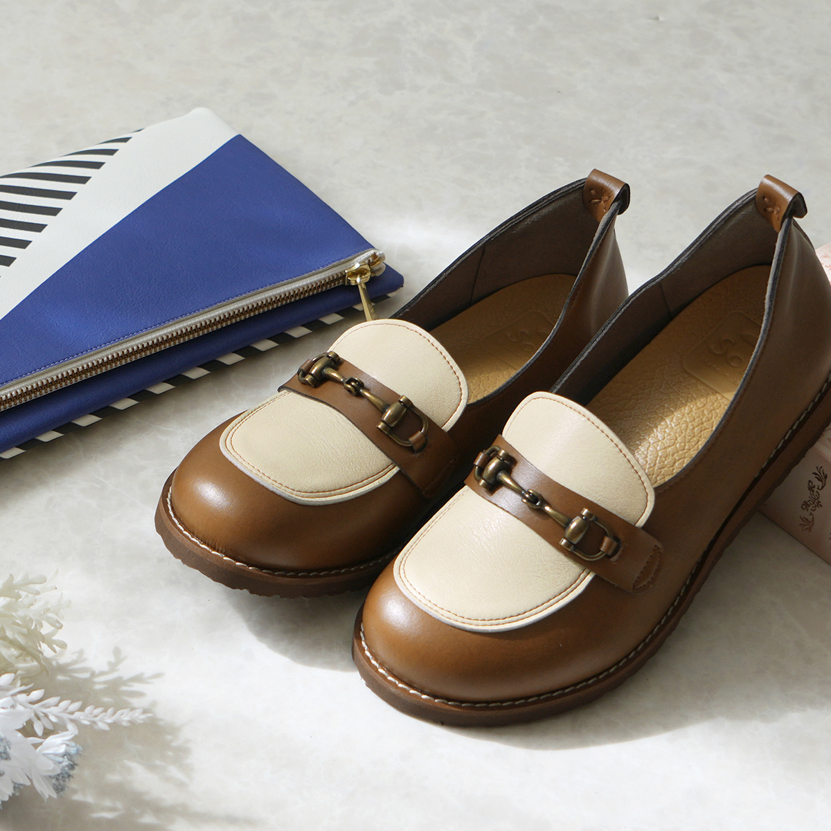 ＼ 足元のポイントに ／
ビット金具ローファー

上級者向けに思えるコンビ配色ですが、肌馴染むのよいキャメル×アイボリーだと、どんなコーデにも溶け込みます♪

数量限定なので気になる方はお早めに💨💨

品番：MSCT2
サイズ：22.0～25.5cm
belle-co.jp/c/sofa/msct2/m…