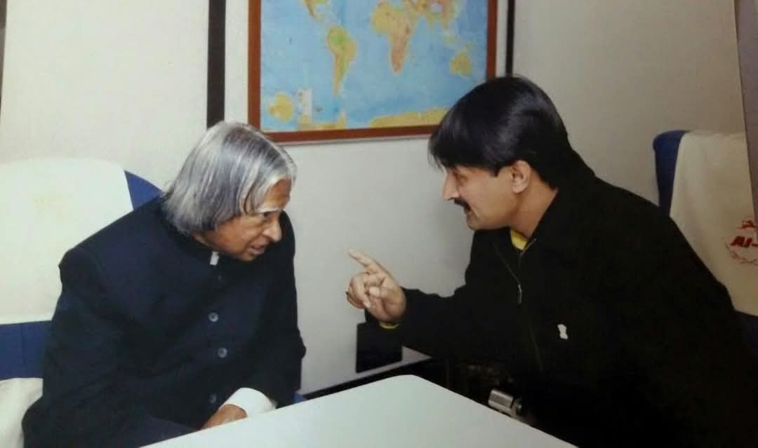 sanjayraiup4bjp's tweet image. देश के वरिष्ठ पत्रकार एवं राष्ट्रीय सहारा के समूह सलाहकार संपादक श्री विजय राय जी (@vinayraivinay जी के अग्रज) के निधन की अत्यंत दुःखद सूचना प्राप्त हुई।

ईश्वर से प्रार्थना है कि पुण्यात्मा को शांति एवं शोकाकुल परिजनों को इस असीम दुःख को सहन करने की शक्ति प्रदान करें।

ॐ शांति!!