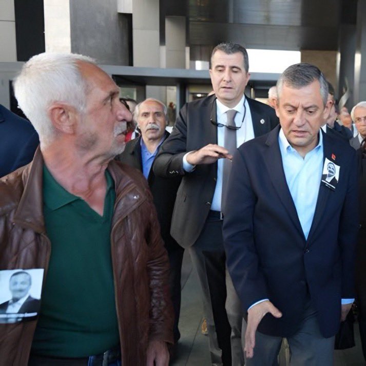 SON DAKİKA | Özgür Özel’in, Sırrı Süreyya Önder'in cenaze programının düzenleneceği yer olan AKM’ye girişi sırasında makam aracı kapalı otoparka alınmadı.

Bu nedenle aracına ulaşmak için yürüyerek dışarı çıkmak zorunda kaldı. Özgür Özel, dışarıda saldırıya uğradı.

Aracın