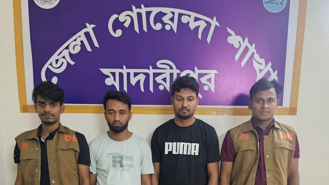 মাদারীপুরে ফেনসিডিলসহ দুই মাদক ব্যবসায়ী গ্রেফতার