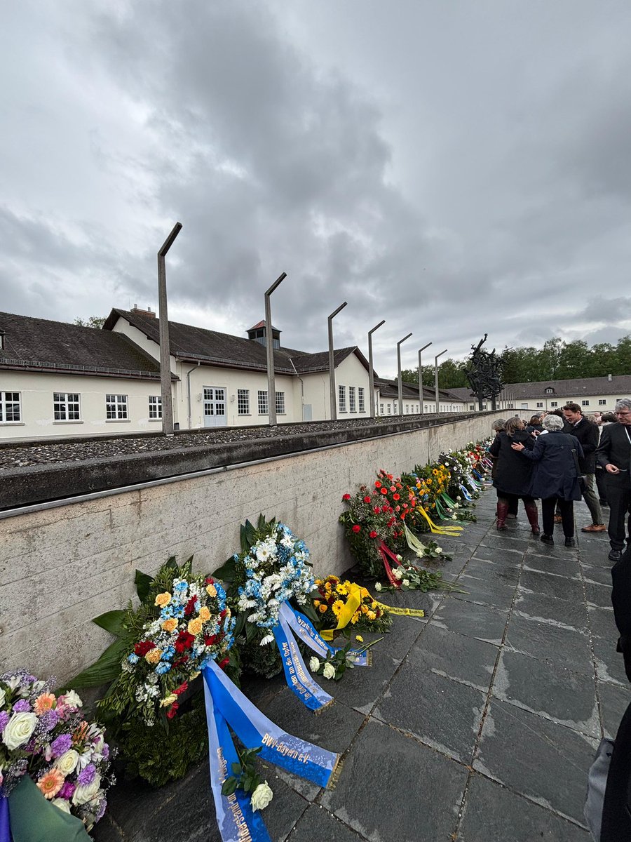 In der KZ-Gedenkstätte Dachau ist heute an den 80. Jahrestag der Befreiung erinnert worden.
Unsere Vize-Generalkonsulin <a href="/KasaBHarbor/">🎗️Kasa Harbor 🇮🇱</a> war vor Ort und hat nach einer Schweigeminute einen Kranz auf dem ehemaligen Appellplatz niedergelegt.

Im Konzentrationslager Dachau wurden mehr